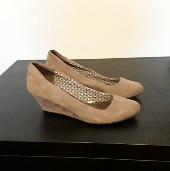 Tan wedges - Picture 2 of 3